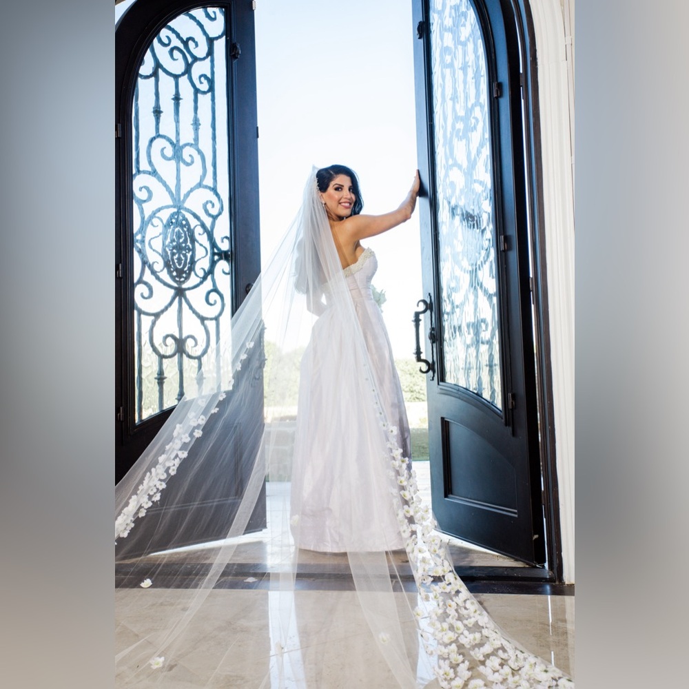 Breathtaking 12.5ft Long Bridal Designer 3D Flower Cathedral Veil with Comb 🤩💒 - Picture 4 of 13